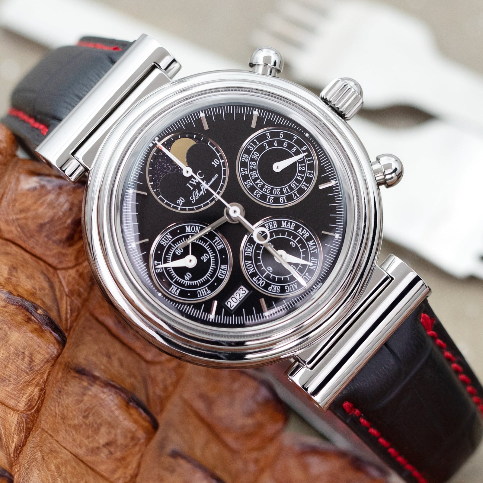 Q.R. Correa de reloj 21mm CrocoCalf negra (grano cocodrilo) semi-curva, costura roja.