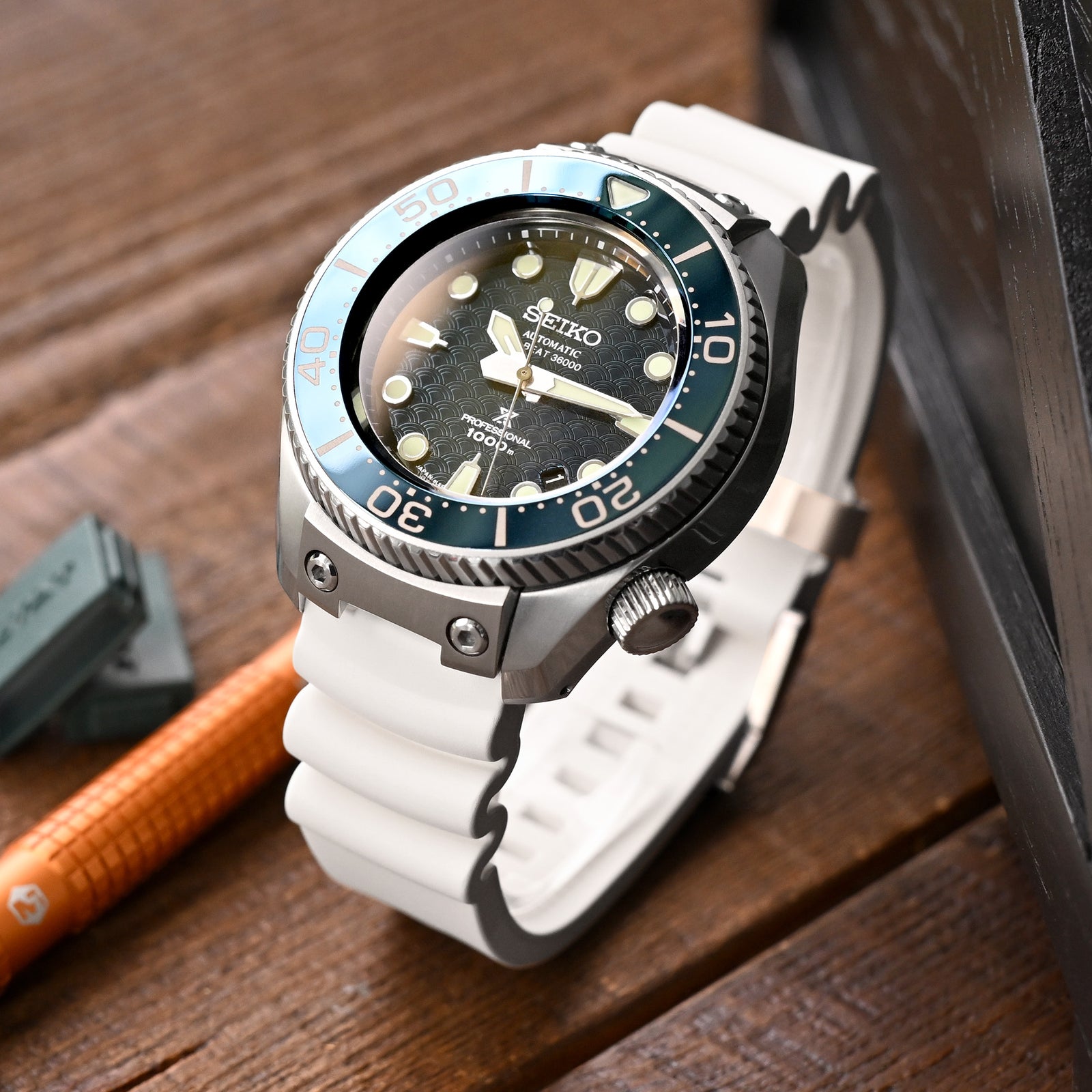 Q.R. Firewave Resilient Curved End FKM rubber Watch Strap, White 22mm Strapcode watch bands