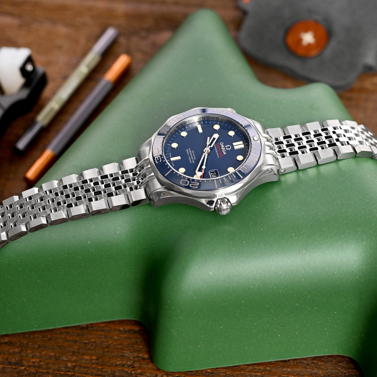 سوار ساعة أسترويد 20 مم لأوميغا سيماستر 41 مم، من الفولاذ المقاوم للصدأ 316L بتشطيب مصقول ومطفي مع مشبك V