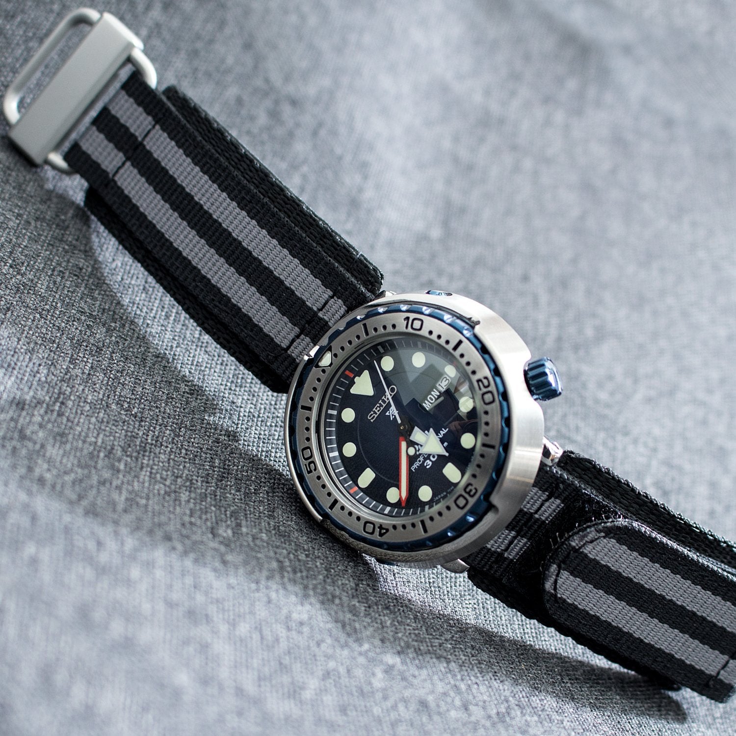 Seiko PADI Marinemaster Tuna Professional 300M Diver Quartz SBBN039 demo on Velcro Fastener Strapcode Watch Bands